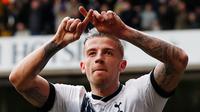 Bek Tottenham, Toby Alderweireld melakukan selebrasi usai mencetak gol kegawang MU pada lanjutan liga Inggris di stadion White Hart Lane, London, (10/4). Tottenham menang telak atas MU dengan skor 3-0. (Reuters/John Sibley)