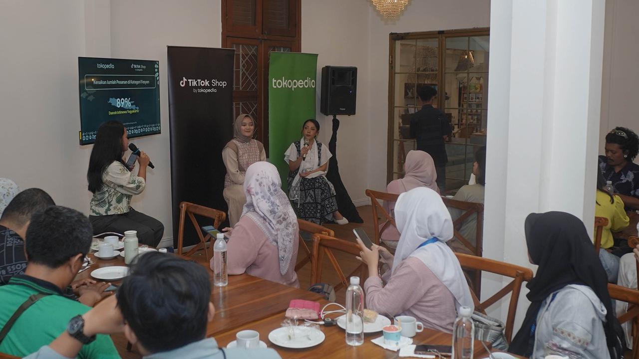 Tren Fashion Online Melejit Jelang Hari Batik, Tokopedia dan TikTok Shop Ungkap Data Terbaru