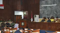 Juru bicara pengusul interpelasi terhadap Gubernur Bengkulu membacakan rekomendasi usulan itu dalam sidang paripurna DPRD Provinsi Bengkulu. (Liputan6.com/Yuliardi Hardjo) 