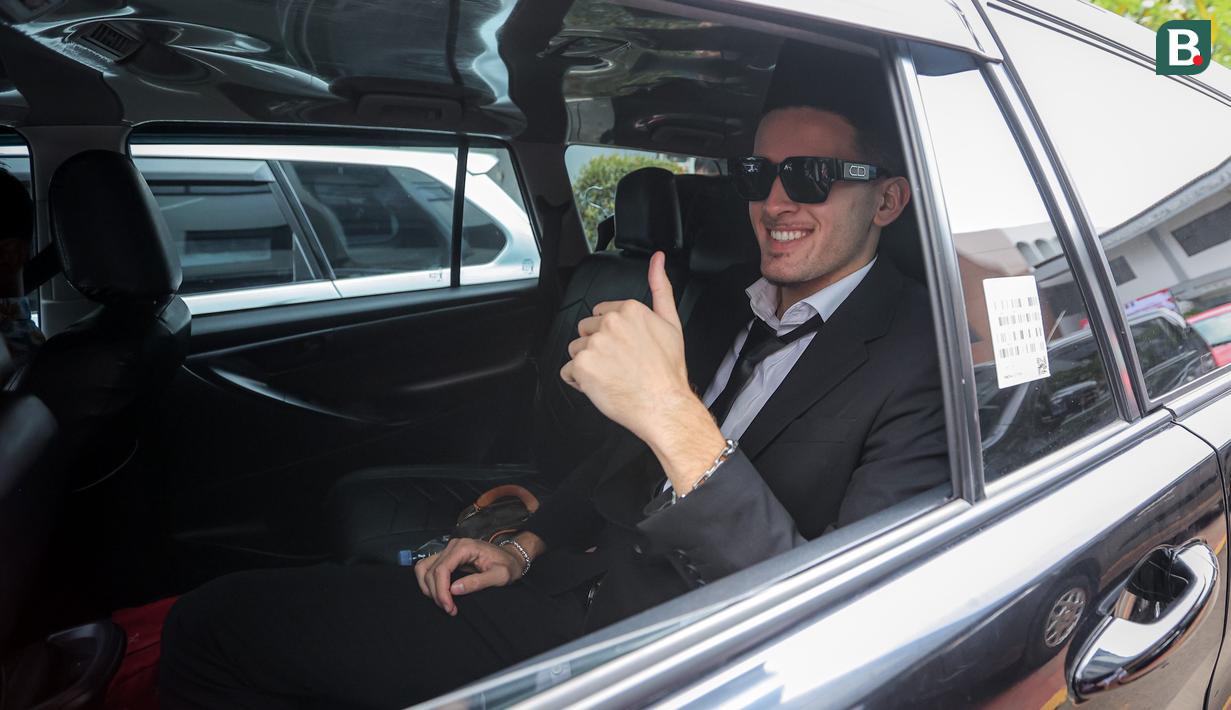 <p>Pemain naturalisasi Indonesia, Justin Hubner memberikan gestur jempol setelah pengambilan sumpah WNI yang berlangsung di Kantor Wilayah Kementerian Hukum dan HAM (Kanwil Kemenkumham), Jakarta Timur, Rabu (06/12/2023). (Bola.com/Bagaskara Lazuardi)</p>