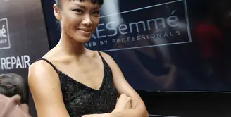 Berbagai cara para artis dalam mengasah kemampuan aktingnya. Begitu juga dengan Kelly Tandiono. Pemeran berwajah oriental ini mengasah akting dengan mengikuti drama musikal. (Galih W. Satria/Bintang.com)