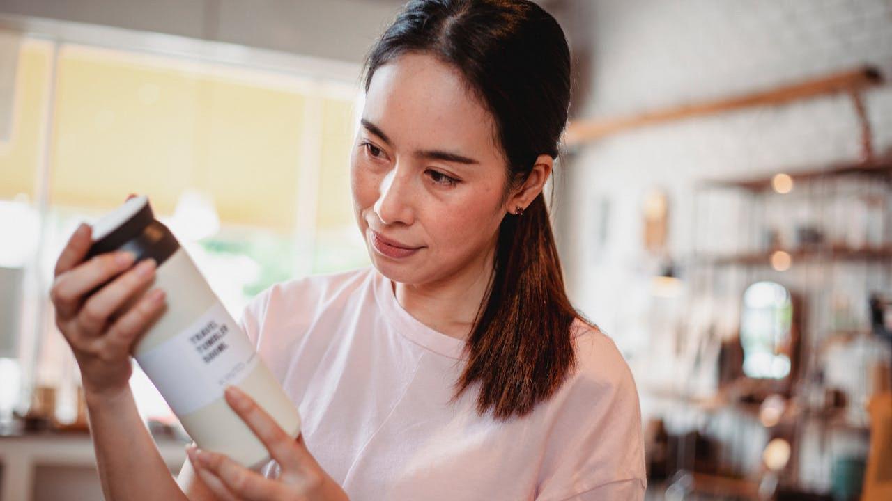 Ilustrasi Memperhatikan Label di Produk Skincare