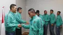 Gelandang timnas Indonesia, Fandy Lestaluhu, pamit kepada sekjen PSSI, Azwan Karim, jelang keberangkatan menuju Vietnam. (Bola.com/Vitalis Yogi Trisna)