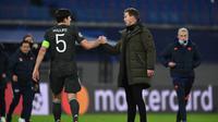Kapten Manchester United, Harry Maguire, bersalaman dengan pelatih RB Leipzig, Julian Nagelsmann, setelah The Red Devils kalah 2-3 dari RB Leipzig dalam laga matchday keenam Liga Champions, Rabu (9/12/2020) dini hari WIB. (ANNEGRET HILSE / POOL / AFP)