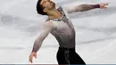 Pasangan atlet Figure Skating Italia, Nicole Della Monaca dan Matteo Guarise mencoba menampilkan keindahannya dalam menari di atas seluncur es pada Figure Skating World Championships di Assago, dekat Milan, Rabu (21/3). (AP Photo/Luca Bruno)