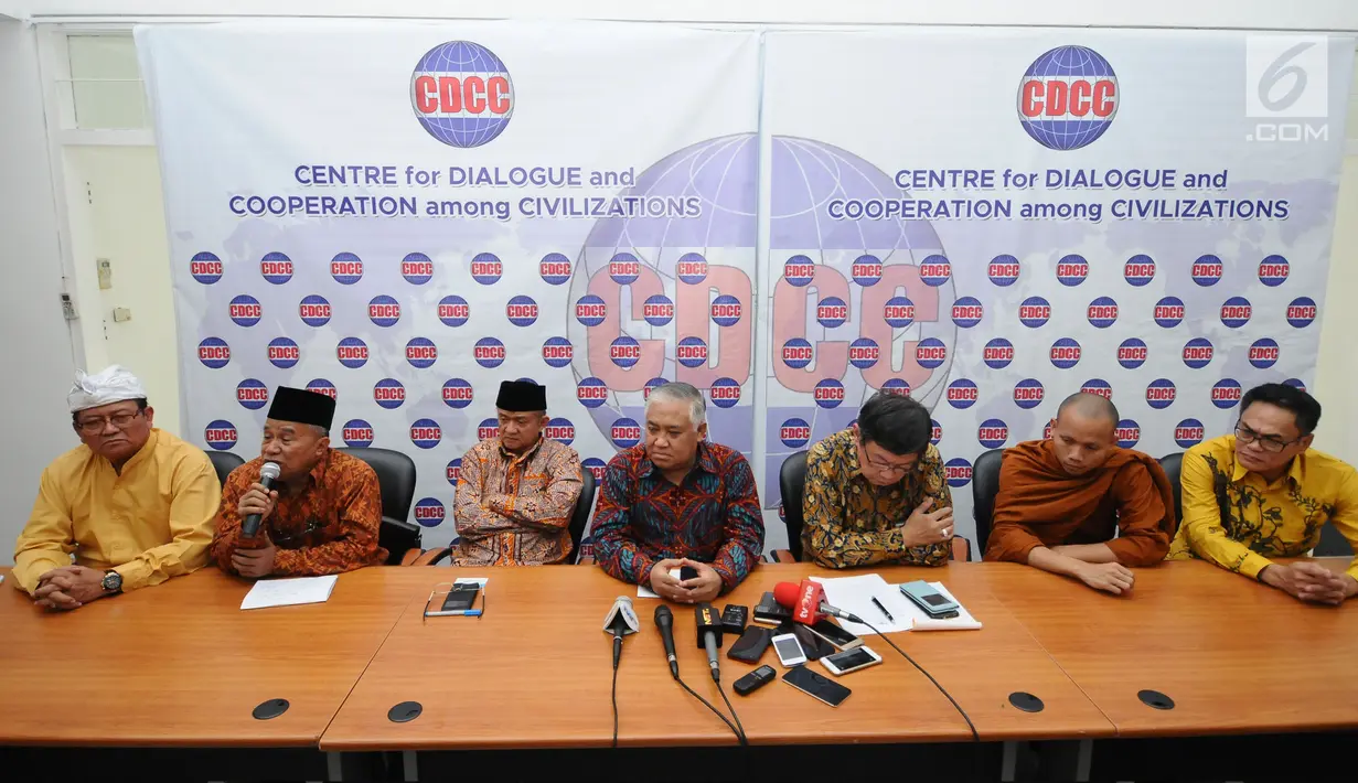 Tokoh umat Muslim, Muhyidin Jumadi (kedua kiri) memberikan keterangan terkait krisis Rohingya di Jakarta, Kamis (7/9). Para tokoh lintas agama ini menilai kekerasan atas etnis Rohingya sebagai pelanggaran HAM berat. (Liputan6.com/Helmi Fithriansyah)