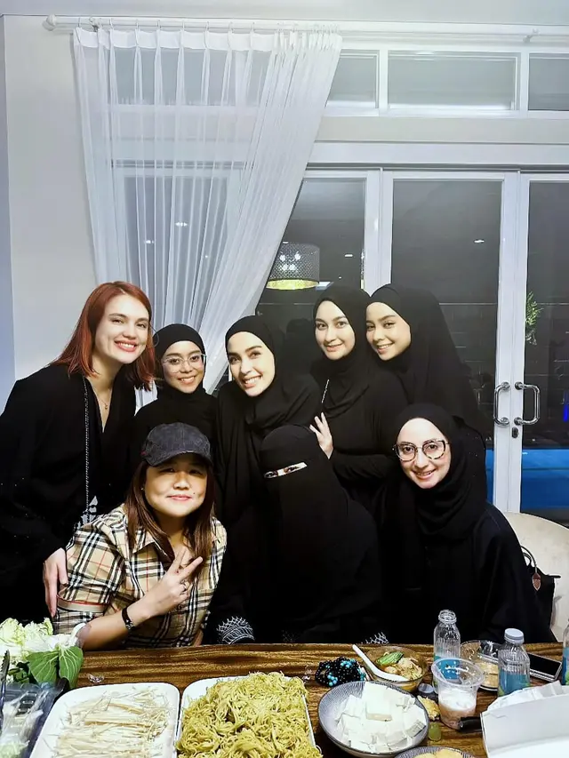 7 Potret Lesti Kejora dan Rizky Billar Rayakan Tahun Baru dengan Gelar Pengajian