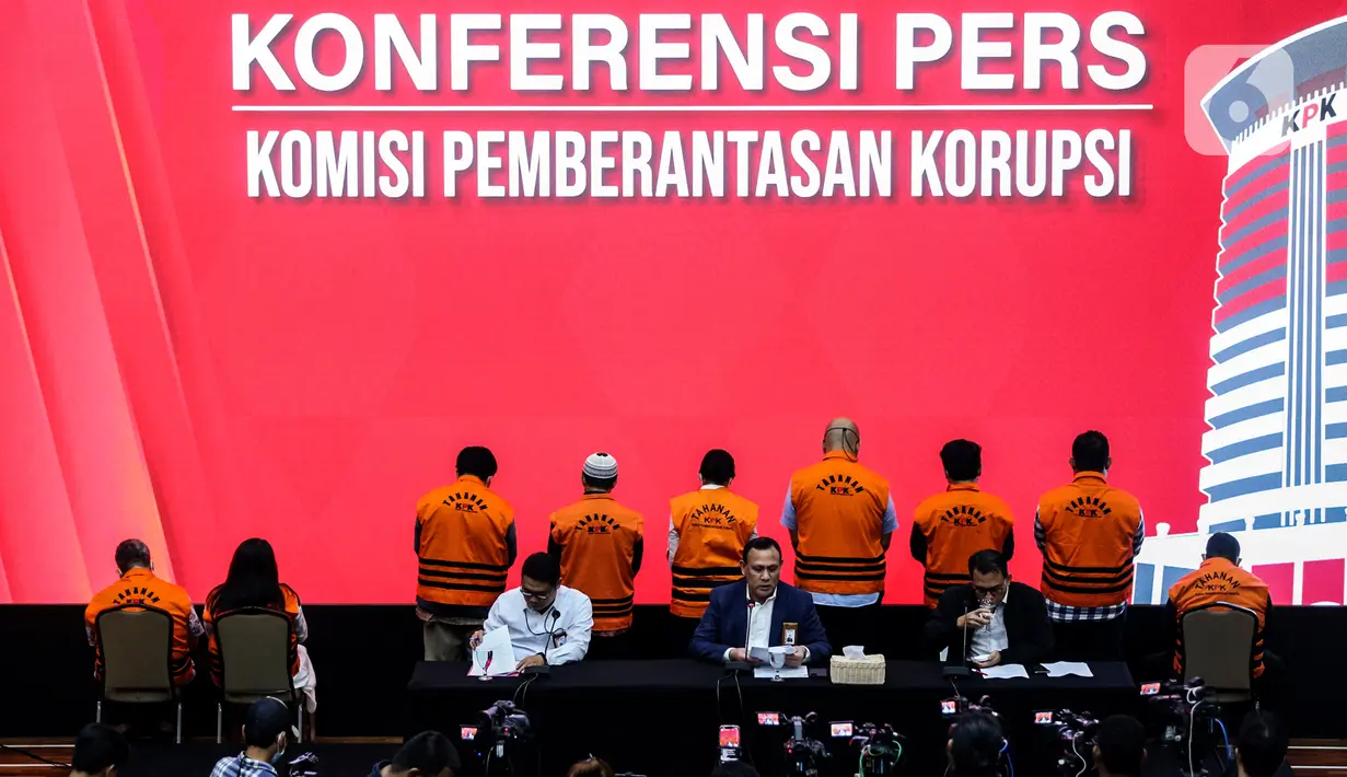 Sebanyak 10 orang pegawai Kementerian Energi dan Sumber Daya Mineral (ESDM) ditetapkan sebagai tersangka dan 9 diantaranya langsung ditahan usai menjalani pemeriksaan. (Liputan6.com/Johan Tallo)