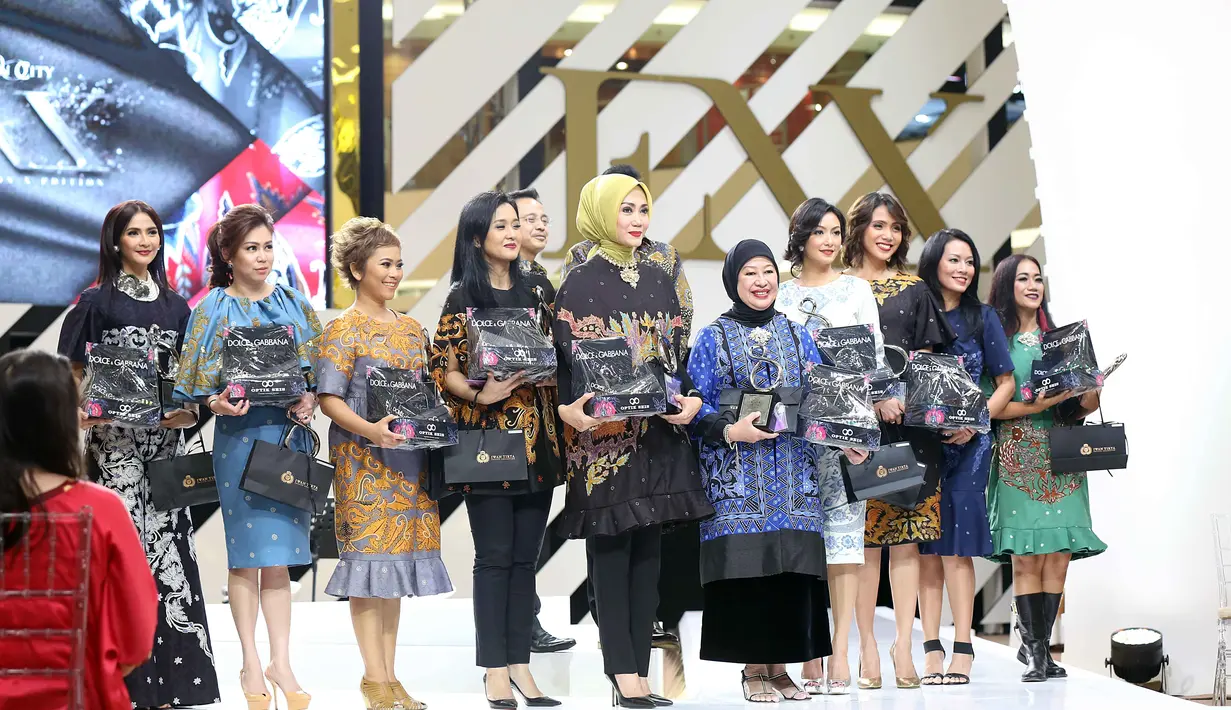 Untuk menjadi wanita sukses, perempuan 43 tahun itu memberikan tips. Diantaranya melakukan pekerjaan dengan hati. Seberat apapun pekerjaan akan berhasil dengan baik asalkan dilakukan dengan hati. (Nurwahyunan/Bintang.com)