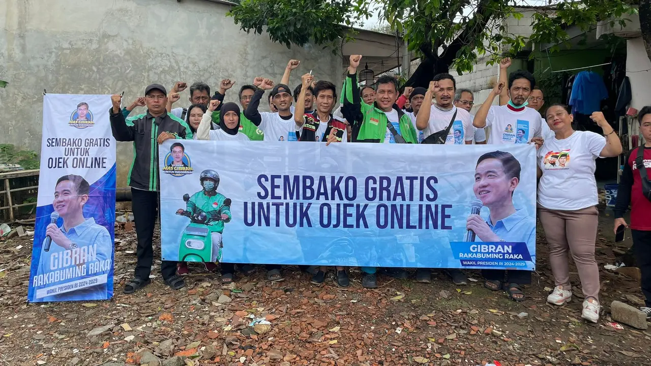 Relawan Mas Gibran bagikan sembako dan makanan bergizi, serta layanan cukur rambut gratis bagi para driver ojek online (ojol) atau pengemudi ojol.