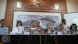 (Ki-ka) Menteri KLH Siti Nurbaya, Menko Polhukam Luhut Panjaitan, Menlu Retno L. P. Marsudi, Kapolri Jenderal Badrodin Haiti, Menkes Nila F Moeloek menggelar konferensi terkait penanganan kabut asap di Jakarta, Senin (12/10).  (Liputan6.com/Faizal Fanani)