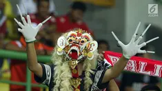 Seorang suporter Serdadu Tridatu mengenakan topeng khas jelang menyaksikan laga Persija melawan Bali United di Stadion Patriot Candrabhaga, Bekasi, Minggu (21/5). Laga kedua tim berakhir imbang 0-0. (Liputan6.com/Helmi Fithriansyah)