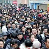 10 ribu anak muda di China rela mengantre untuk mendapatkan satu pekerjaan. Yang beruntung akan ditempatkan di posisi resepsionis. | via: shanghaiist.com