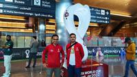 Dua jurnalis KLY Sports, Hendry Wibowo (kiri) dan Ade Yusuf Satria, berpose di area terminal Bandara Internasional Hamad, di kota Doha, Qatar, Sabtu (19/11/2022)