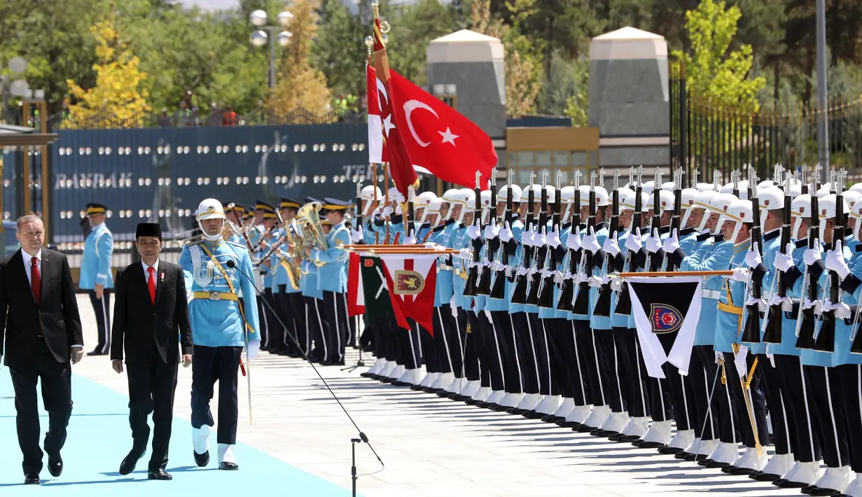 Presiden Joko Widodo (Jokowi) bersama Presiden Turki Recep Tayyip Erdogan melakukan pemeriksaan pasukan kehormatan pada upacara kenegaraan di Kompleks Kepresidenan Turki, Ankara, Kamis (6/7). Ini kunjungan pertama kalinya Jokowi ke Turki (ADEM ALTAN/AFP)