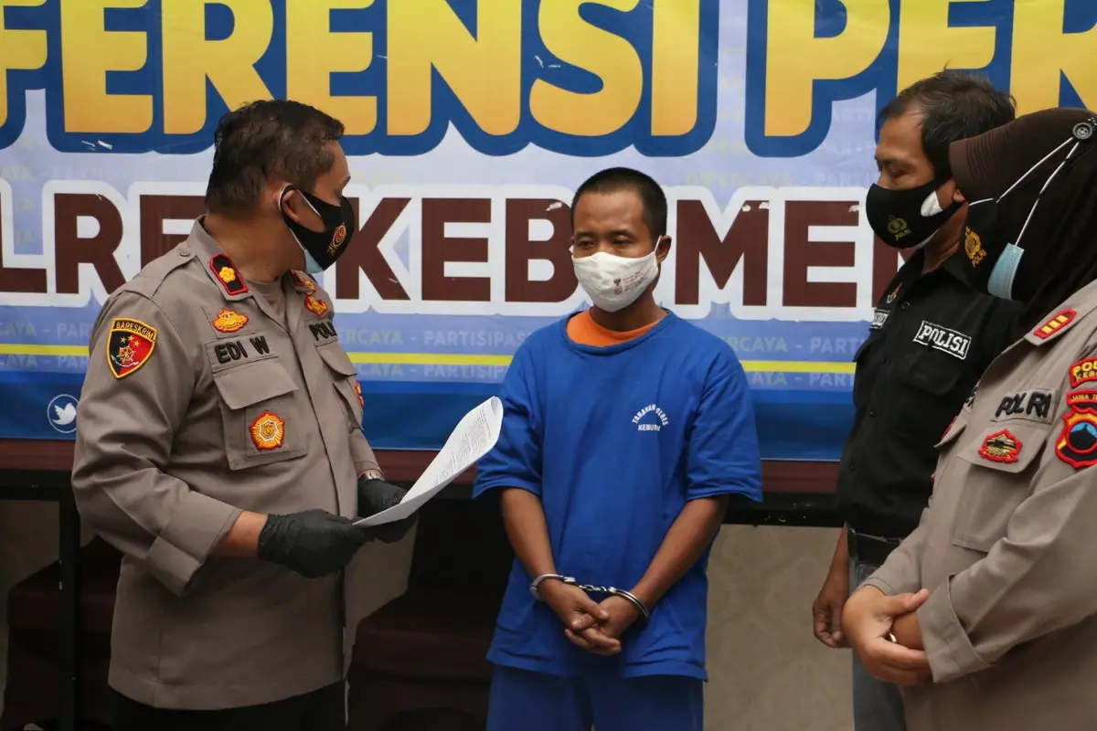 Polisi menangkap seorang pria yang menyetubuhi teman putrinya yang masih di bawah umur hingga hamil. (Foto: Liputan6.com/Humas Polres Kebumen)
