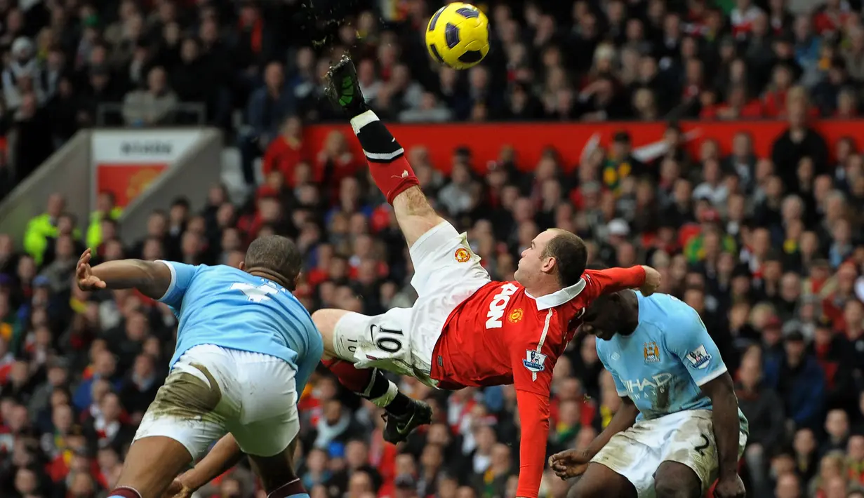 Hingga kini Wayne Rooney masih berada di puncak dalam daftar pemain tertajam dalam Derby Manchester sepanjang sejarah. Striker yang total membela MU selama 13 musim sejak 2004/2005 hingga 2016/2017 ini mampu mencetak 11 gol untuk Setan Merah dalam 25 laga Derby Manchester. Wayne Rooney juga tercatat sebagai top skor sepanjang masa MU dengan torehan 253 gol. (AFP/Andrew Yates)