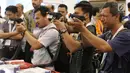 Sejumlah pengunjung mencoba simulasi senjata api saat pameran Indo Security 2017 di JCC, Jakarta, Rabu (12/7). Pameran ini diikuti 670 peserta dari 35 negara yang menampilkan produk dan teknologi mutakhir. (Liputan6.com/Angga Yuniar)