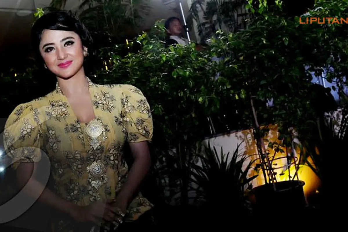 dewi-perssik-131227b.jpg