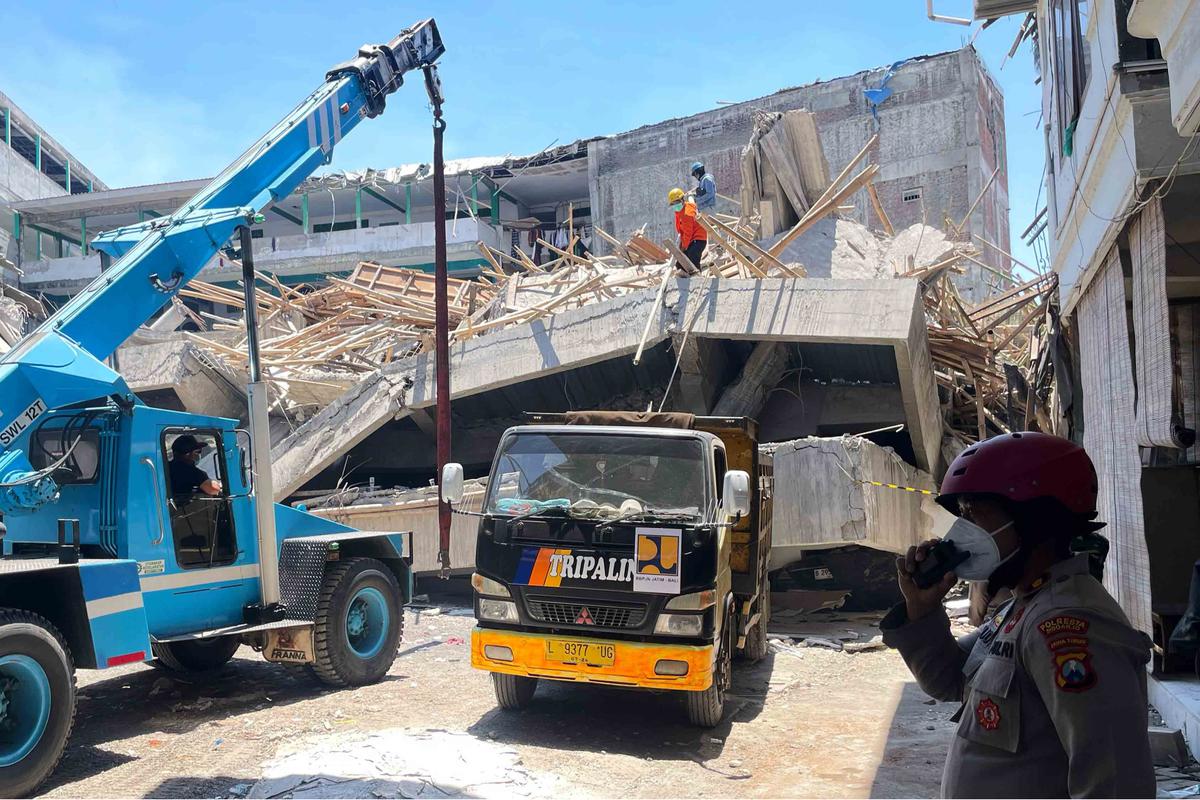 FOTO: Tragedi Musala Ponpes Al Khoziny,  Evakuasi Korban Dilanjutkan dengan  Alat  Berat