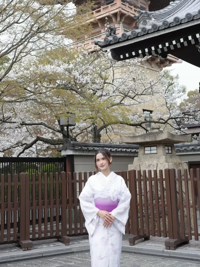 Tampilan Dreamy Sarah Menzel Berbalut Kimono di Jepang, Hadirkan Visual Musim Semi yang Sempurna