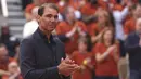 Petenis Spanyol, Rafael Nadal tak mampu membendung air matanya saat acara seremoni perpisahan selama Prancis Open 2025 di lapangan Philippe-Chatrier, Roland Garros Stadium, Paris, Prancis, Minggu (25/05/2025) waktu setempat. (AP Photo/Lindsey Wasson)