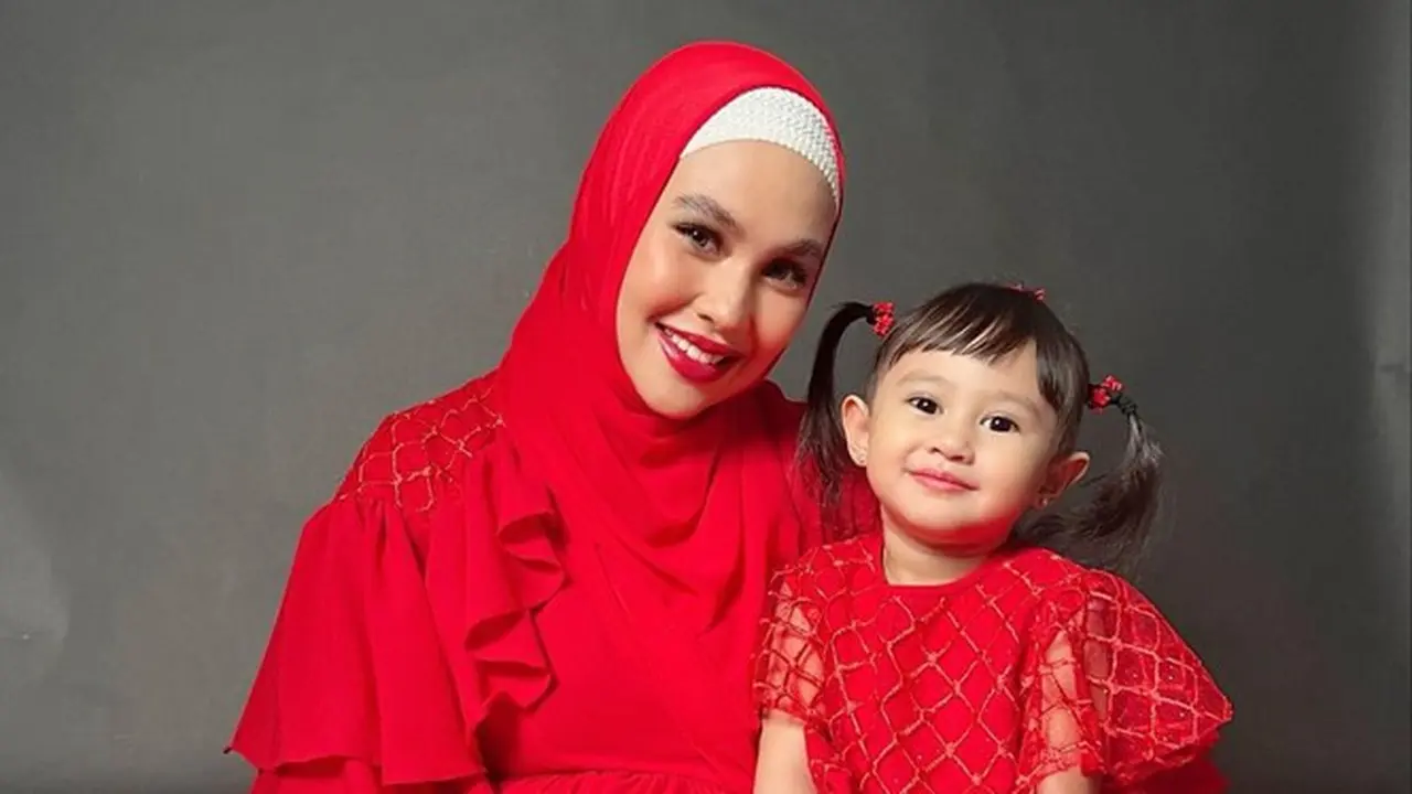 6 Gaya Pemotretan Terbaru Kartika Putri dengan Sang Anak, Kompak Bergaun Merah