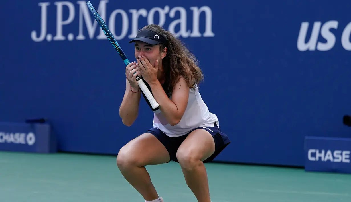 Reaksi Daria Snigur usai mengalahkan Simona Halep pada putaran pertama kejuaraan tenis US Open 2022 di New York, Amerika Serikat, Senin (29/8/2022). Daria Snigur berhasil menyingkirkan mantan petenis nomor satu dunia, Simona Halep, dari US Open 2022. (AP Photo/Seth Wenig)