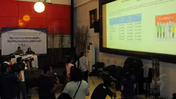 Peserta diskusi tampak serius mengamati hasil survei yang dilakukan oleh LSI, Jakarta, Kamis (2/10/14). (Liputan6.com/Faisal R Syam)