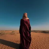 Dalam potret yang dibagikan melalui akun Instagram pribadinya, Agnez tampak berpose di hamparan gurun pasir Dubai, menghadirkan nuansa eksotis yang kuat sekaligus elegan. [@agnezmo].
