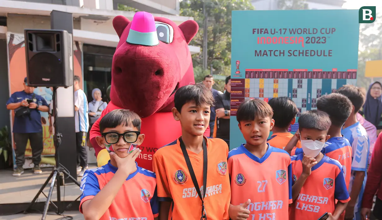 Beberapa pesepak bola cilik dari SSB di Bandung berfoto bareng dengan maskot Piala Dunia U-17 2023, Bacuya dalam rangkaian acara Trophy Tour Experience menyambut Piala Dunia U-17 di Cikapayang Dago Park, Bandung, Minggu (22/10/2023) pagi WIB. (Bola.com/Bagaskara Lazuardi)