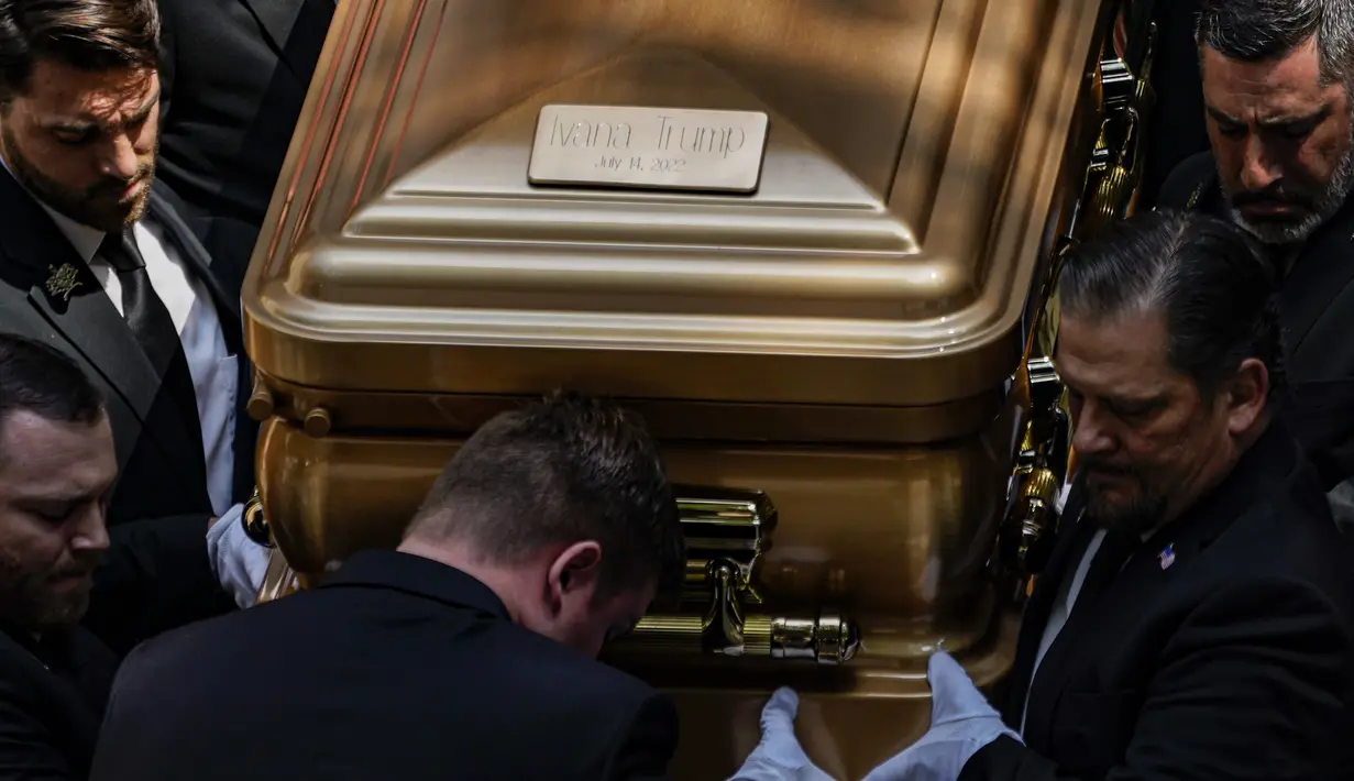 <p>Para pengusung jenazah membawa peti mati Ivana Trump saat prosesi pemakaman di Gereja Katolik Roma St. Vincent Ferrer, New York, Rabu (20/7/2022). Ivana Trump meninggal dunia 14 Juli 2022 lalu. Wanita berusia 73 tahun itu dilaporkan jatuh dari tangga apartemennya di Manhattan. (AP Photo/Julia Nikhinson)</p>