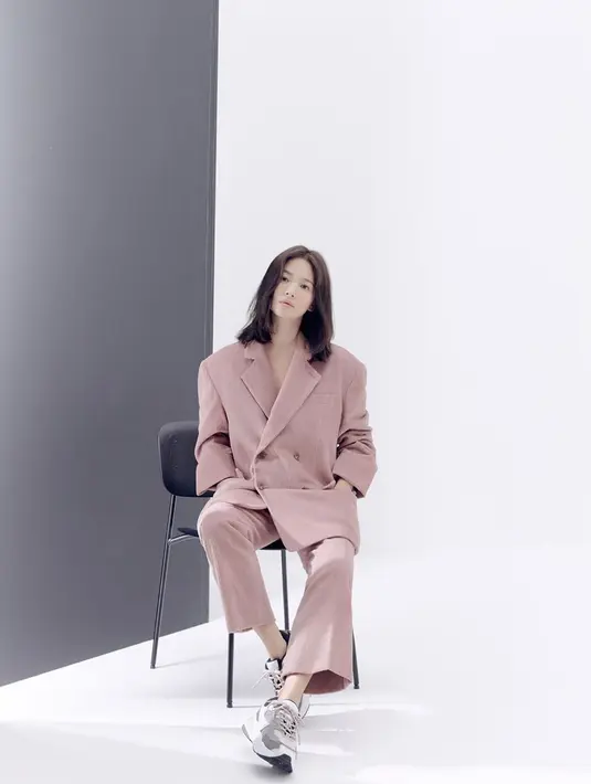 Song Hye Kyo mengatakan kalau dirinya juga tertarik pada seni modern dan arsitektur. Hal tersebut menjadi sumber inspirasinya dalam segala hal, seperti mendekorasi ruangan hingga pemilihan busana. (Instagram/kyo1122)