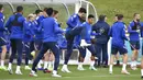 Pemain Inggris Jadon Sancho dan Harry Maguire saat sesi latihan di St George's Park, Burton upon Trent, Inggris, Senin (5/7/2021). Inggris akan melawan Denmark pada pertandingan semifinal Euro 2020. (AP Photo/Rui Vieira)