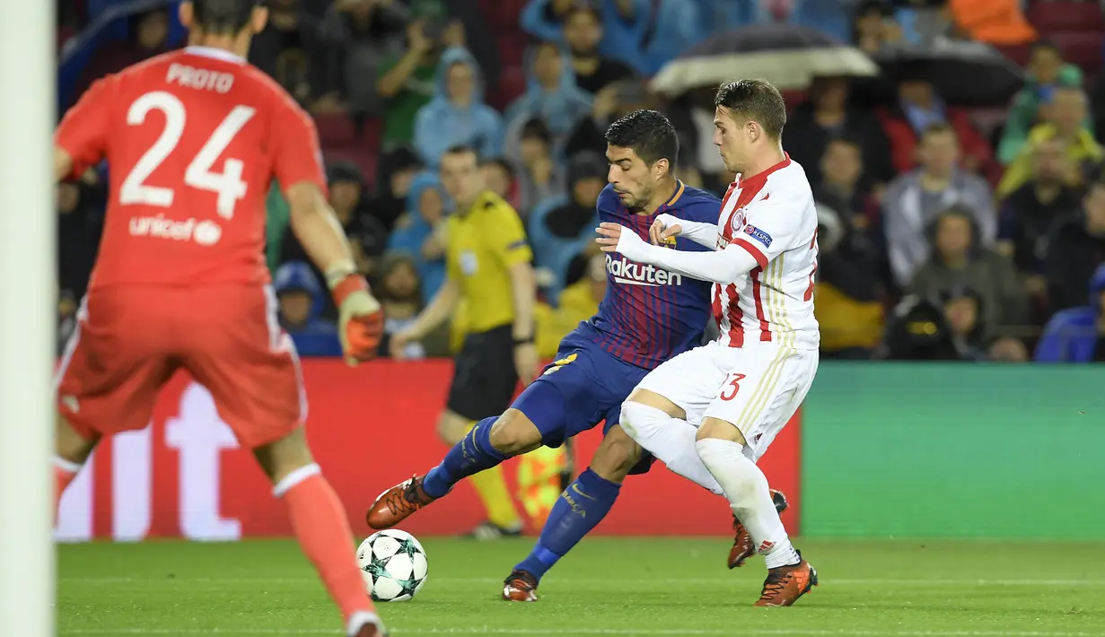 Striker Barcelona, Luis Suarez, melepaskan tendangan saat pertandingan melawan Olympiakos pada laga Liga Champions di Stadion Camp Nou, Kamis (19/10/2017). Barcelona menang 3-1 atas Olympiakos. (AFP/Lluis Gene)