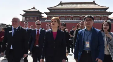 Perdana Menteri Skotlandia Nicola Sturgeon (tengah) saat mengunjungi Kota Terlarang, bekas kaisar Tiongkok, di Beijing (10/4). Sturgeon berada di China dalam kunjungannya selama enam hari. (AFP Photo/Greg Baker)
