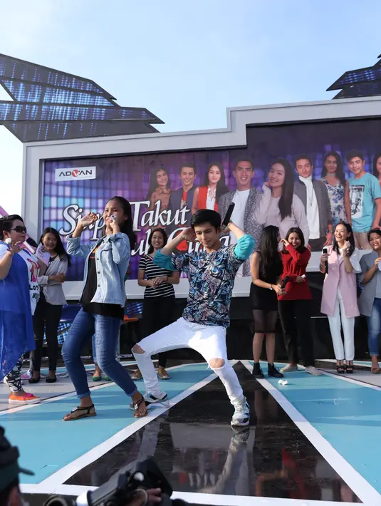 Acara berlangsung sangat meriah. Terlihat antusias penggemar sinetron STJC ketika bertemu langsung dengan artis idolanya. Terlihat Verrel Bramasta, Natasha Wilona, Dinda Hauw, Ersa Aurelia dan masih banyak lagi. (Daniel Kampua/Bintang.com)