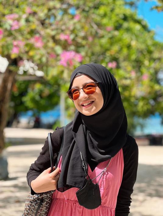 Padukan warna hitam dan merah muda, gaya berpakaian Nashwaa Zahira ini modis dan stylish. Kacamata yang dikenakan mendukung penampilan Nashwa jadi makin menarik. Senyuman manis seperti gula yang dipamerkan ke kamera ini pancarkan pesona Nashwa dan sukses bikin warganet pangling. (Liputan6.com/IG/@nashwaaaz)