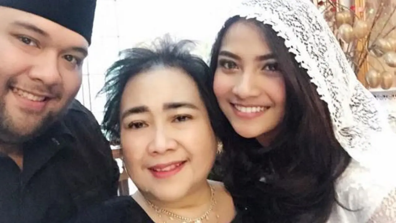 [Bintang] Didi Mahardika dan Vanessa Angel mengapit Rachmawati Soekarnoputri