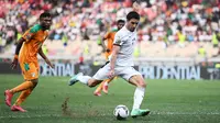 Sejak awal pertandingan, kedua tim sama-sama bermain menekan dan menebar ancaman. Sempat dikejutkan dengan tendangan Franck Kessie dari luar kotak penalti di menit ketiga, Mesir membalas serangan lewat tembakan Omar Marmoush (kanan) yang membentur tiang gawang. (AFP/Charly Triballeau)