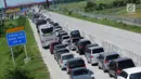 Sejumlah kendaraan antre menuju pintu keluar Tol Brebes Barat, Jawa Tengah, Sabtu (23/12). Untuk mengurangi kemacetan di pintu Tol Brebes Timur petugas mengalihkan arus lalu lintas keluar Tol Brebes Barat. (Liputan6.com/Helmi Fithriansyah)