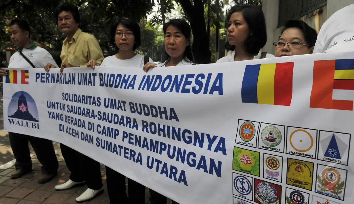 Perwakilan umat Buddha melakukan Aksi Damai di depan Kedubes Myanmar, Jakarta, Senin (25/5/2015). Kemenlu RI mengatakan, Pemerintah Myanmar akan berusaha semaksimal mungkin untuk mencegah aksi eksodus massal etnik Rohingya. (Liputan6.com/Johan Tallo)