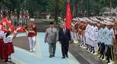 Presiden Republik Indonesia Prabowo Subianto (kiri tengah) dan Perdana Menteri China Li Qiang memeriksa pasukan kehormatan saat upacara penyambutan di Istana Kepresidenan, Jakarta pada 25 Mei 2025. (YASUYOSHI CHIBA/AFP)