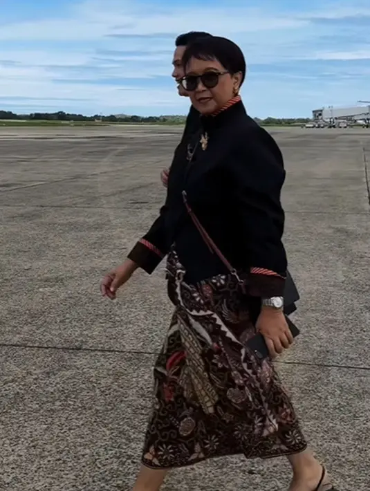 Penampilannya disempurnakan dengan kain batik yang dijadikan sebagai rok bernuansa kecokelatan, yang serasi. [Foto: Instagram/retno_marsudi]