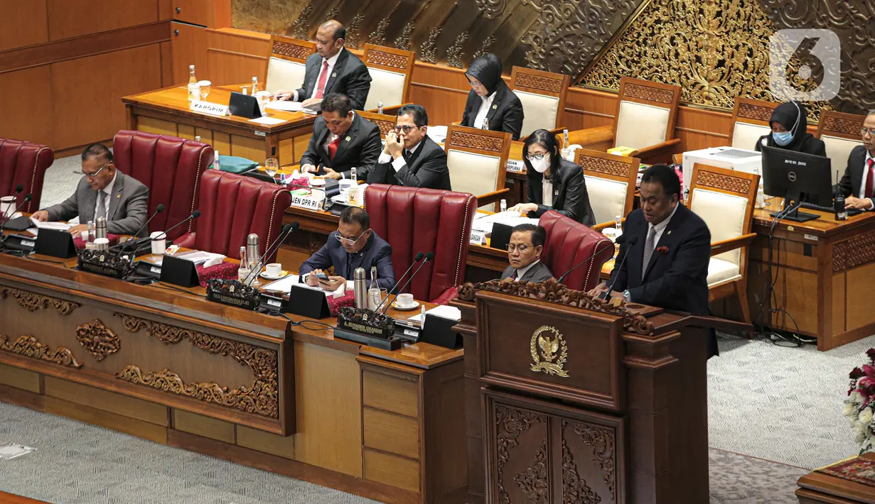 Wakil Ketua DPR Rahmat Gobel (kanan) berpidato pada Rapat DPR RI masa persidangan III tahun sidang 2022-2023 di kompleks parlemen, Senayan, Jakarta, Selasa (10/1/2023). DPR menggelar rapat paripurna perdana pada 2023 usai menjalani masa reses selama tiga minggu. (Liputan6.com/Faizal Fanani)