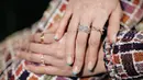 Laura juga mempercantik jemarinya dengan koleksi cincin dari Tiffany & Co. [Foto: Instagram/ Laura Basuki]