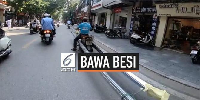 VIDEO: Aksi Nekat Pria Bawa Besi 5 Meter Sambil Mengendarai Motor