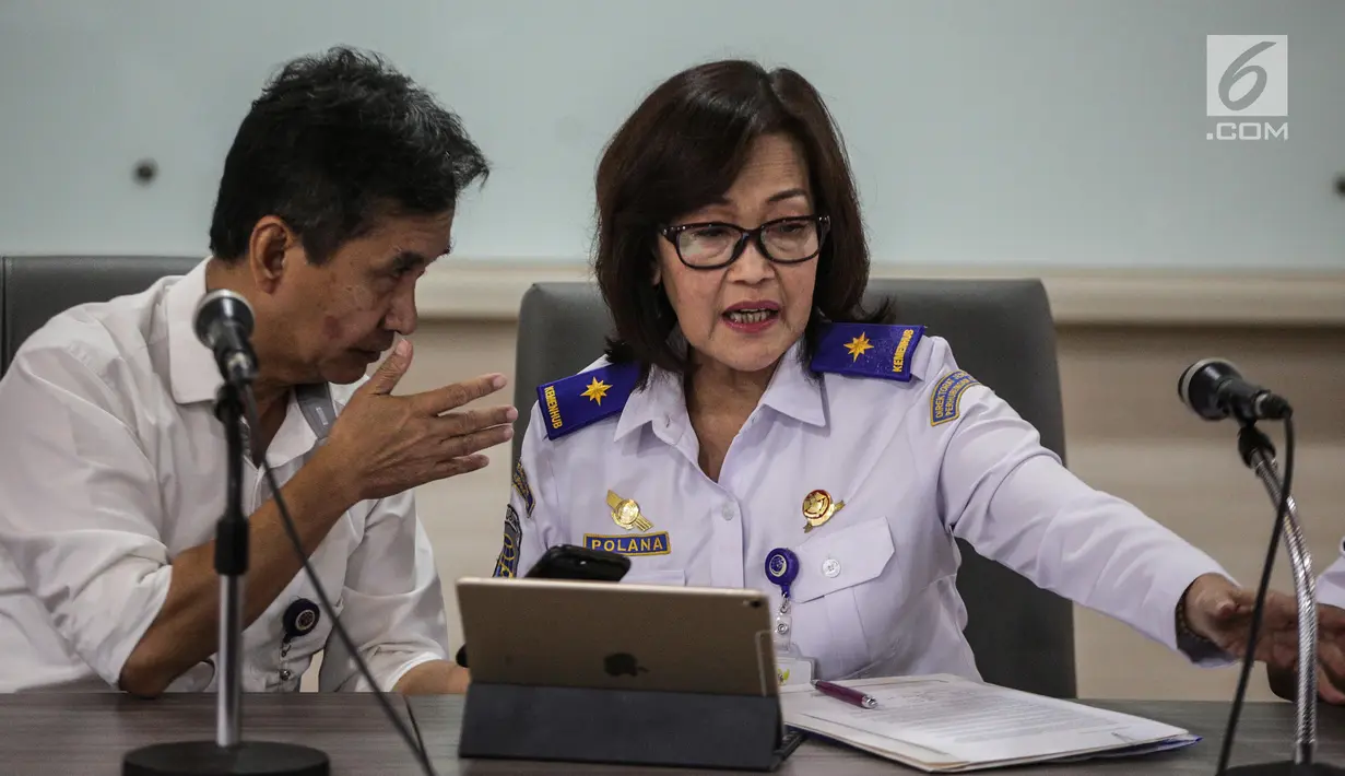 Dirjen Perhubungan Udara Polana B Pramesti (kanan) memberi keterangan terkait harga tiket pesawat di Gedung Kemenhub, Jakarta, Kamis (16/5/2019). Penurunan TBA tiket pesawat rute domestik dinilai cukup relevan mengingat beberapa komponen harga tiket mengalami efisiensi. (Liputan6.com/Faizal Fanani)