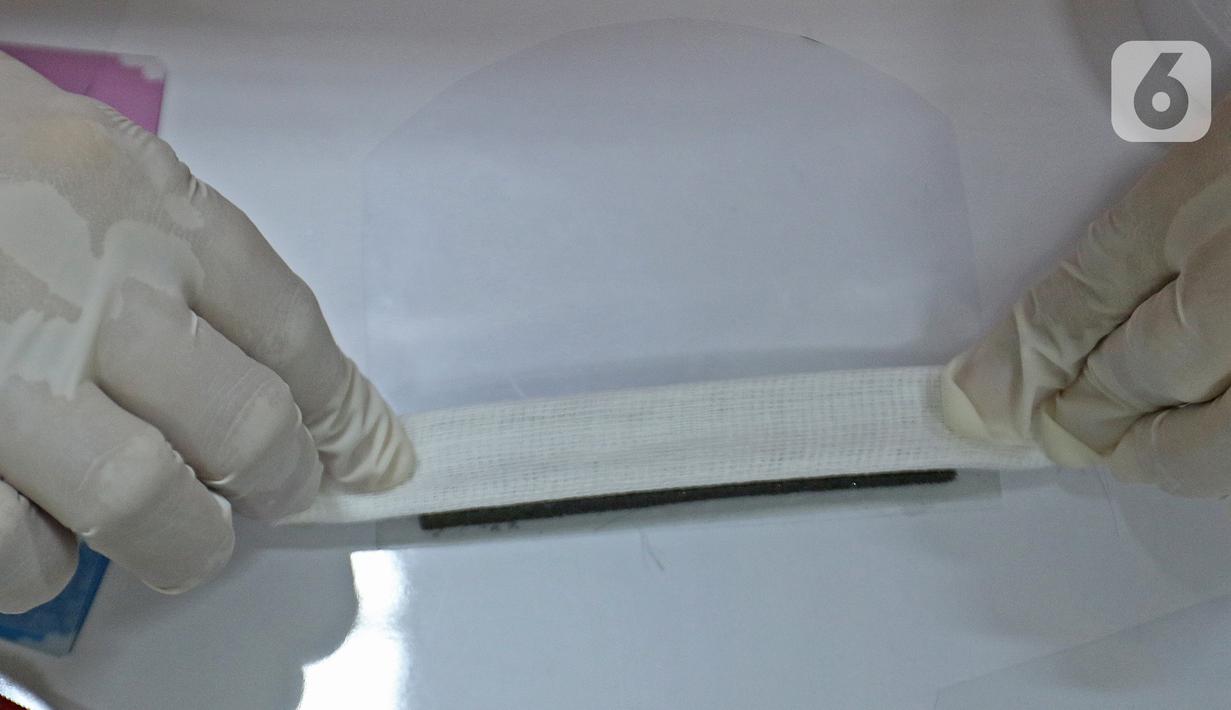 Foto Melihat Pembuatan Face Shield Mini Untuk Bayi Health