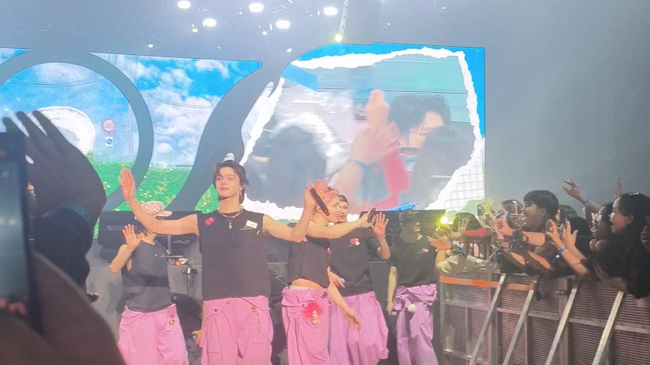 5 Potret Seru Konser &TEAM 'Awaken the Bloodline' di Jakarta, Blusukan Sapa Penggemar Hingga Nyanyi Lagu Titi Kamal